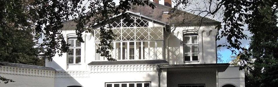 Das weiße Praxishaus in der Bergstraße 47 in Eckernförde-Borby